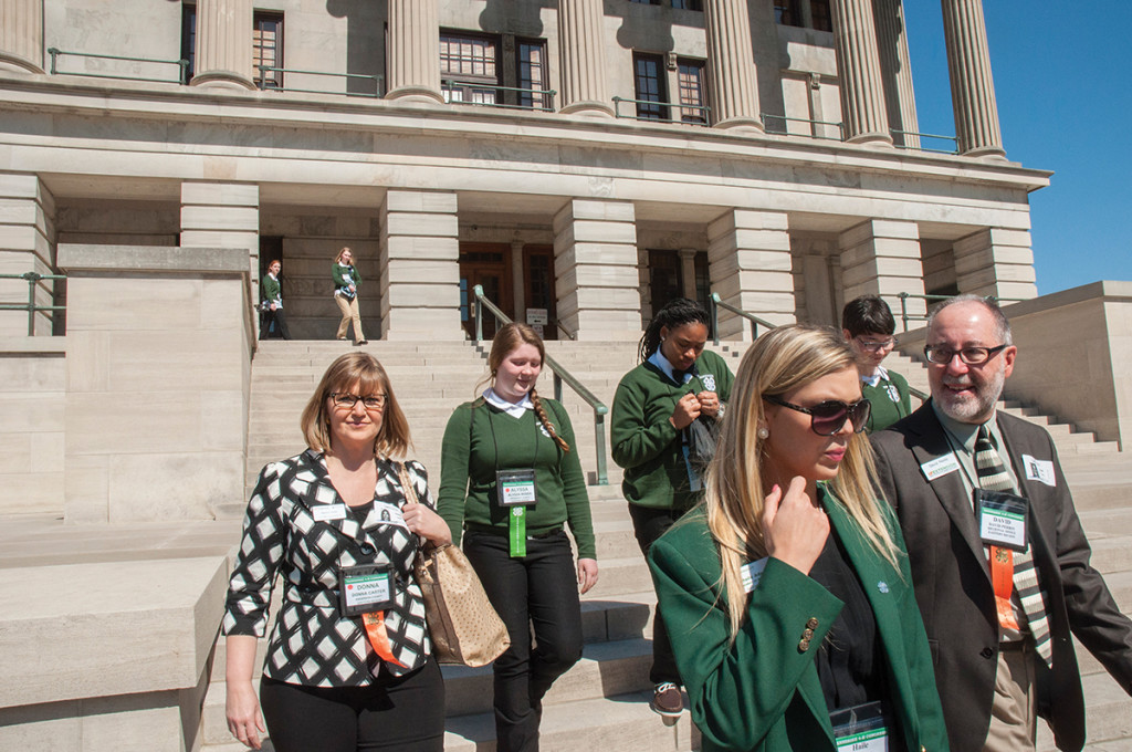 4-H students on the Tennessee State Capitol steps