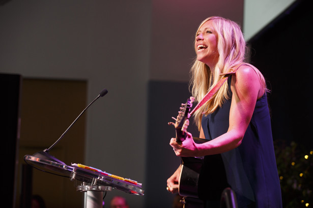 Belting out “Rocky Top,” singer and songwriter Ellie Holcomb (Knoxville ’05, ’06) entertained and celebrated at the 2015 Alumni Awards Dinner, where she received an Alumni Promise Award with her husband, Drew (Knoxville ’03).