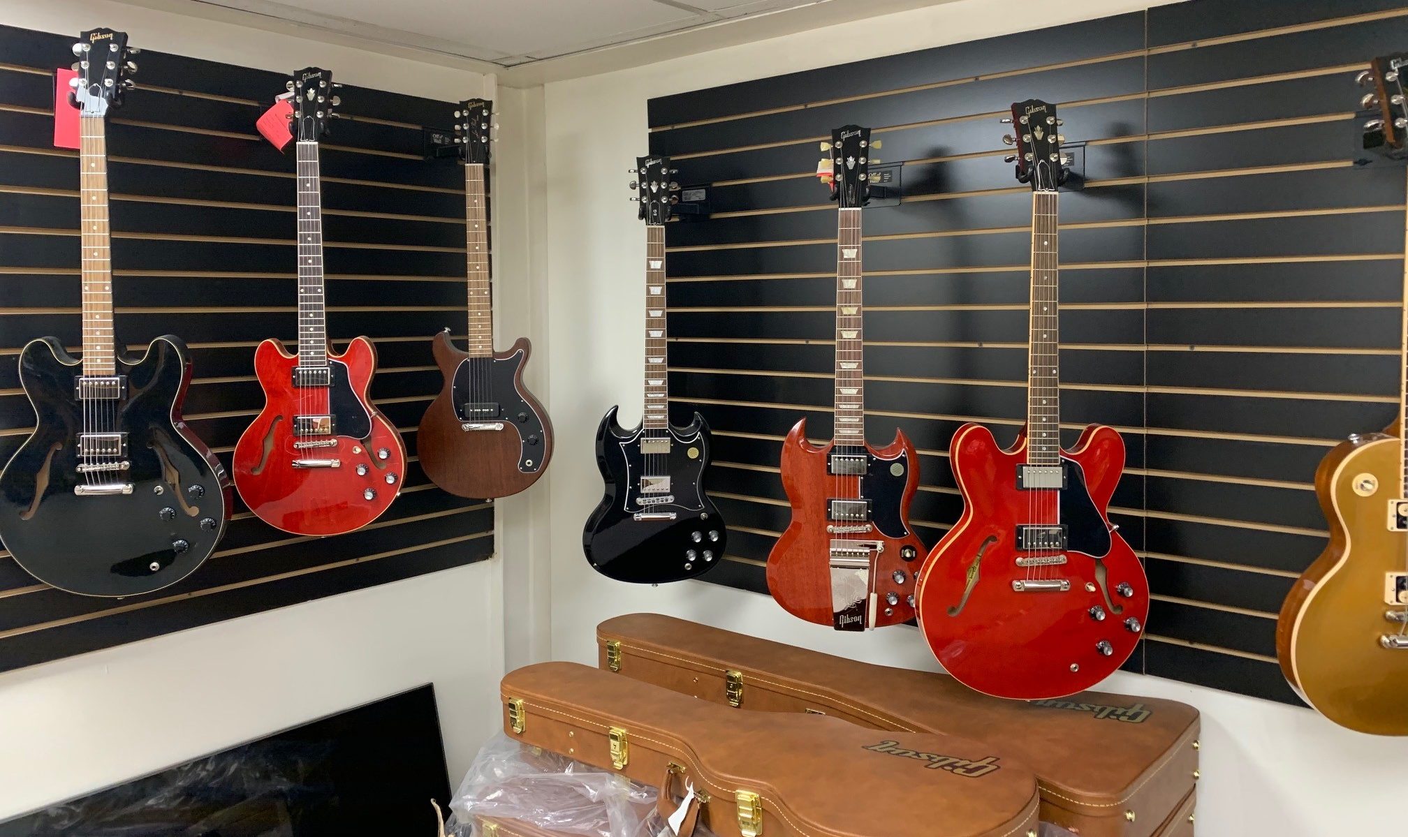 a row of electric Les Paul, SG standard and  ES-335 guitars